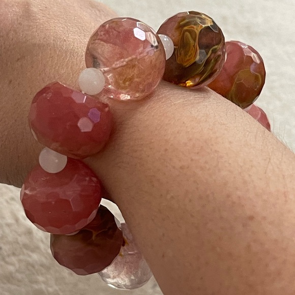 Faceted pink stone & rose quartz stretchy bangle bracelet - Picture 4 of 6
